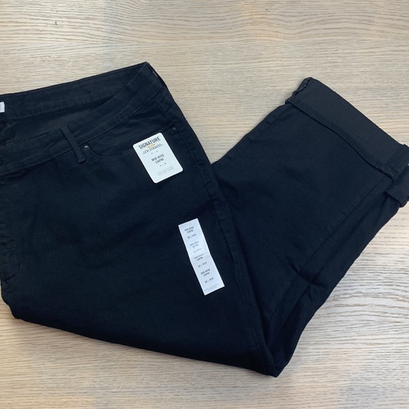 NWT - Levi's Mid-Rise Capri - Picture 3 of 4
